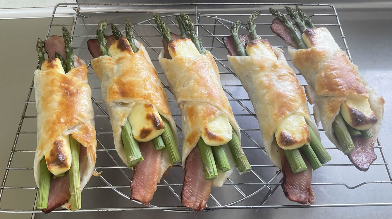 You are currently viewing Beef Wellington & Bacon Asparagus Wraps